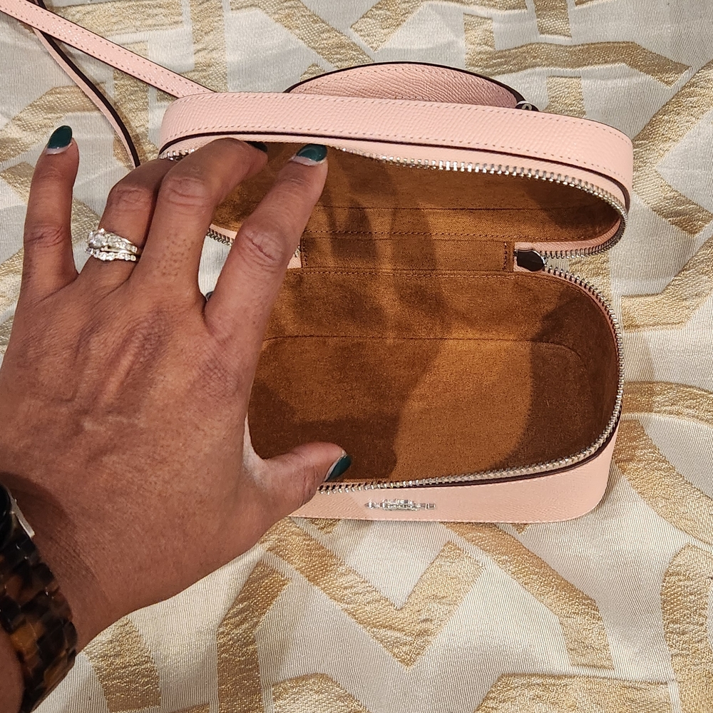 Coach Pink Crossbody Bag with Gold Accents and Structured Design - Picture 4 of 7